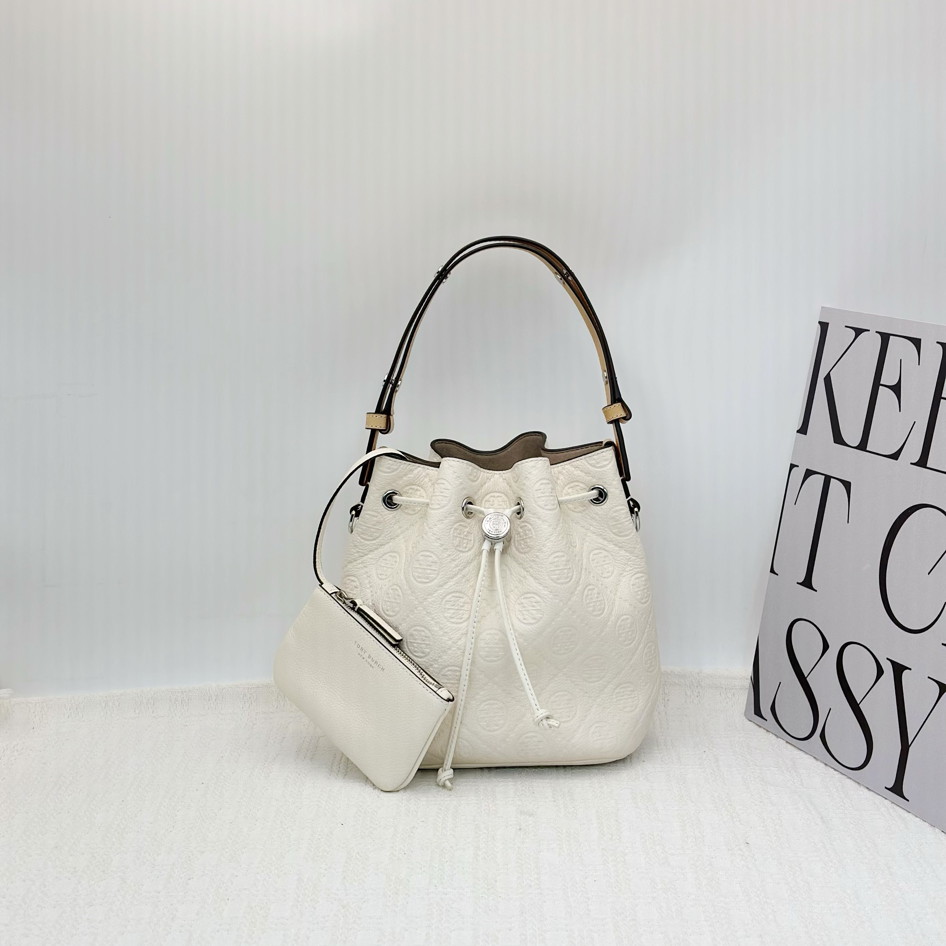 99新 TORY BURCH/汤丽柏琦 TMonogram双T印花中号水桶包046