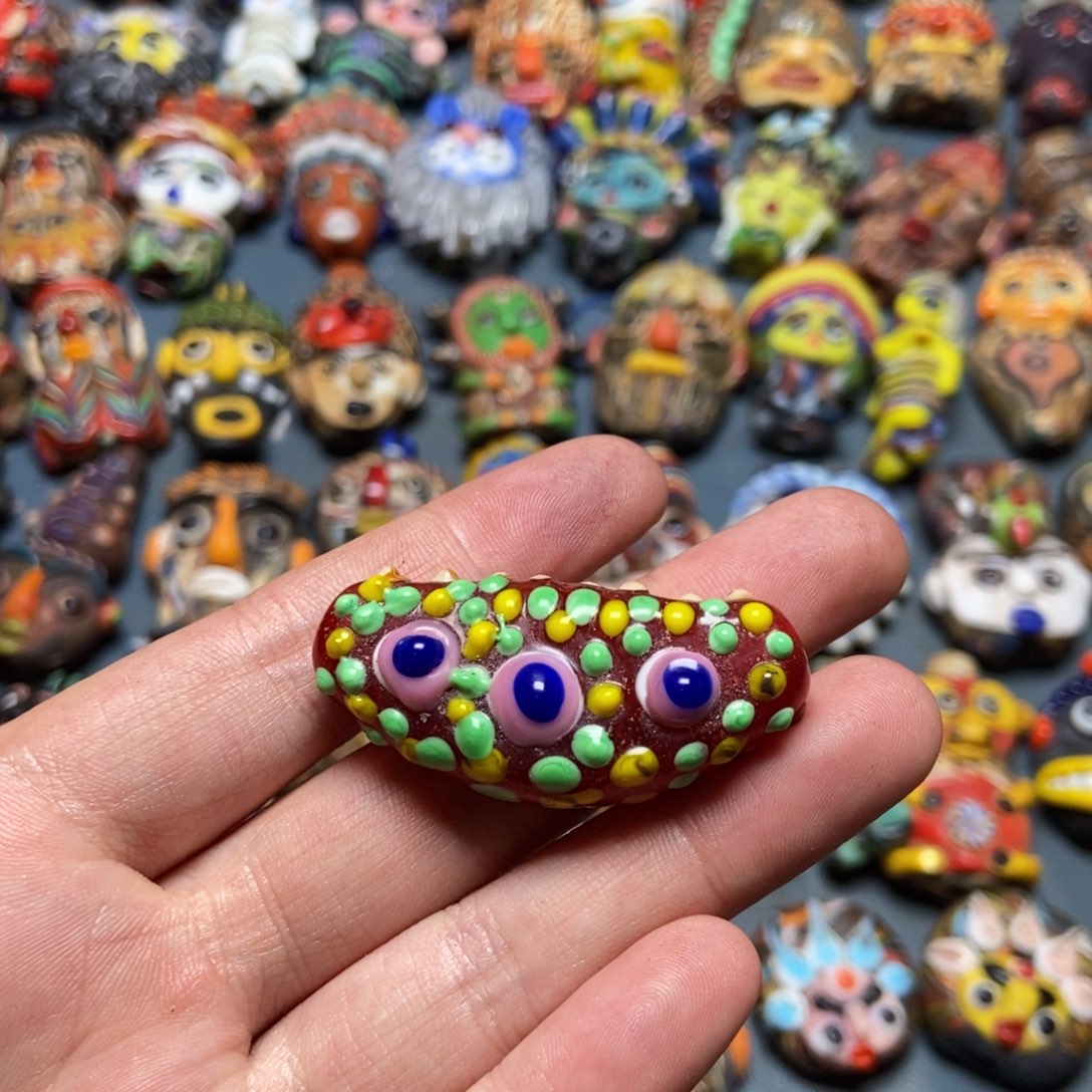 颈饰琉璃三眼款式