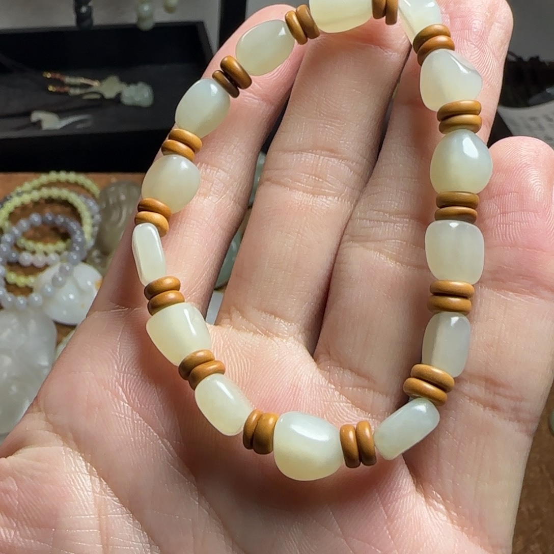 和田玉未镶嵌颈饰正常结构