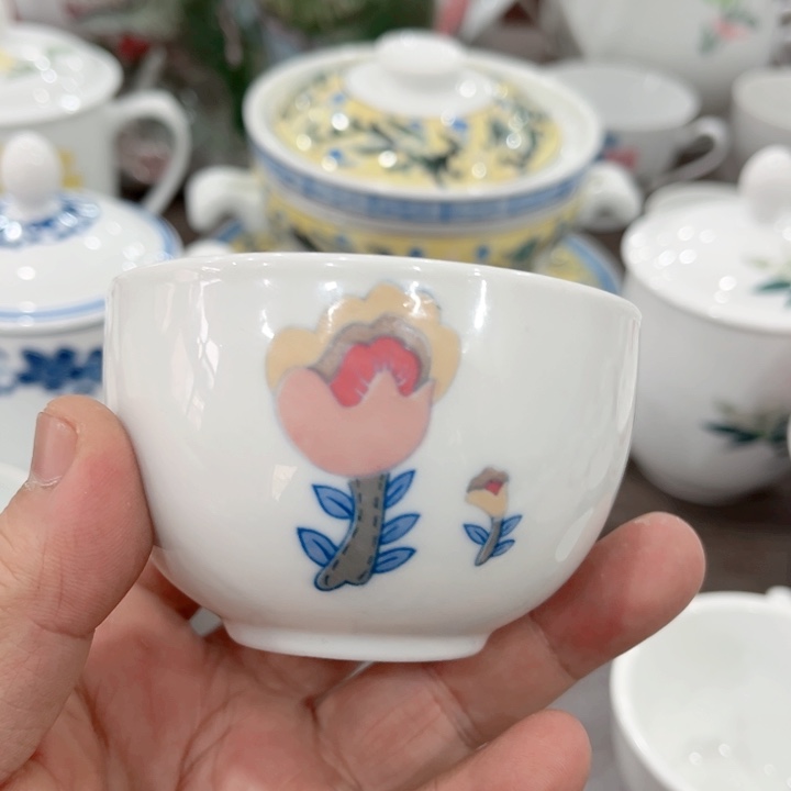 杯釉下五彩的瓷器在瓷器