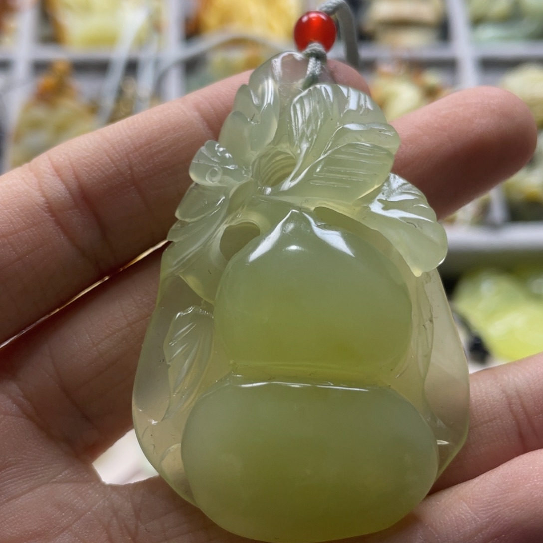 蛇纹石玉颈饰未镶嵌