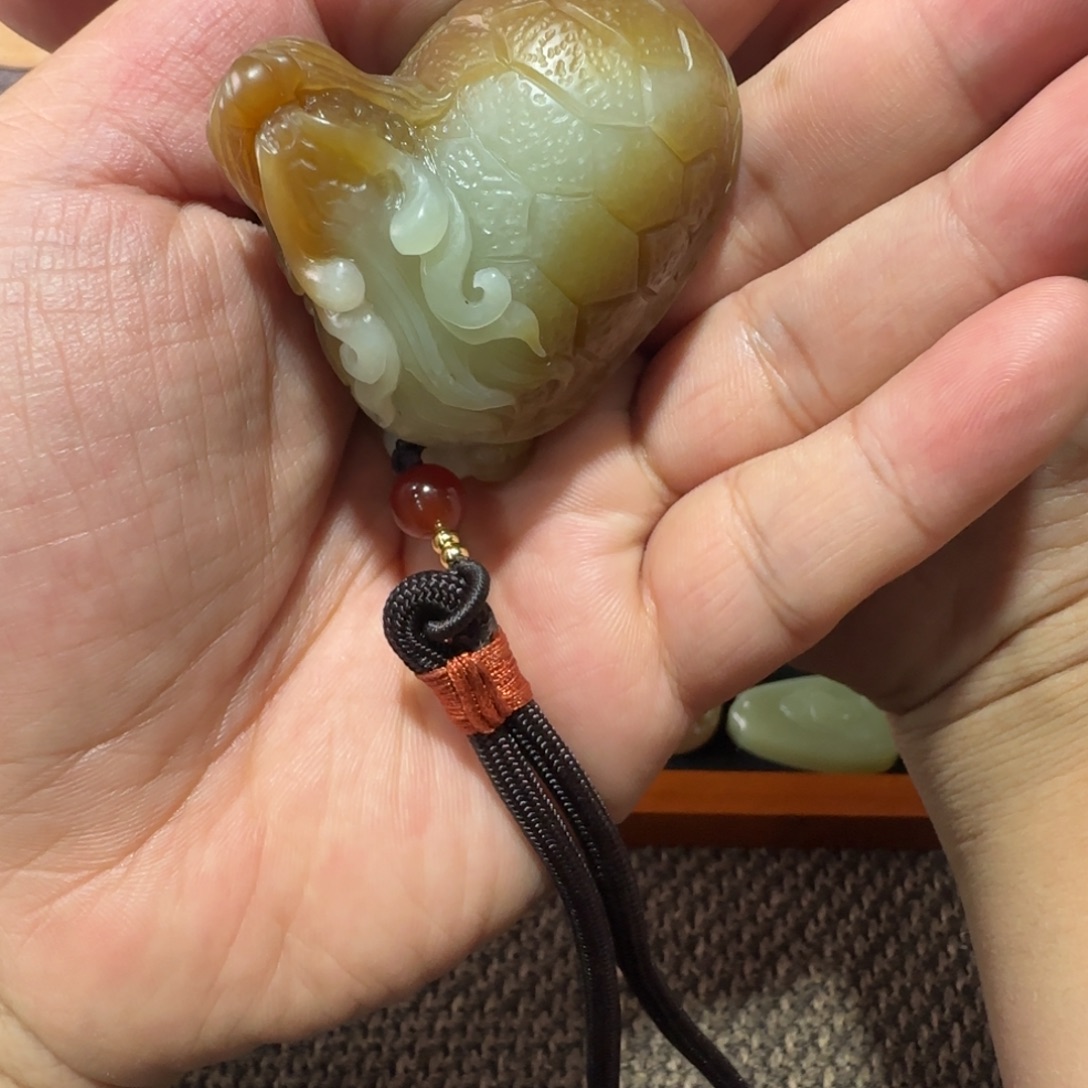 和田玉（糖玉）未镶嵌颈饰且末金山糖白龙龟把件