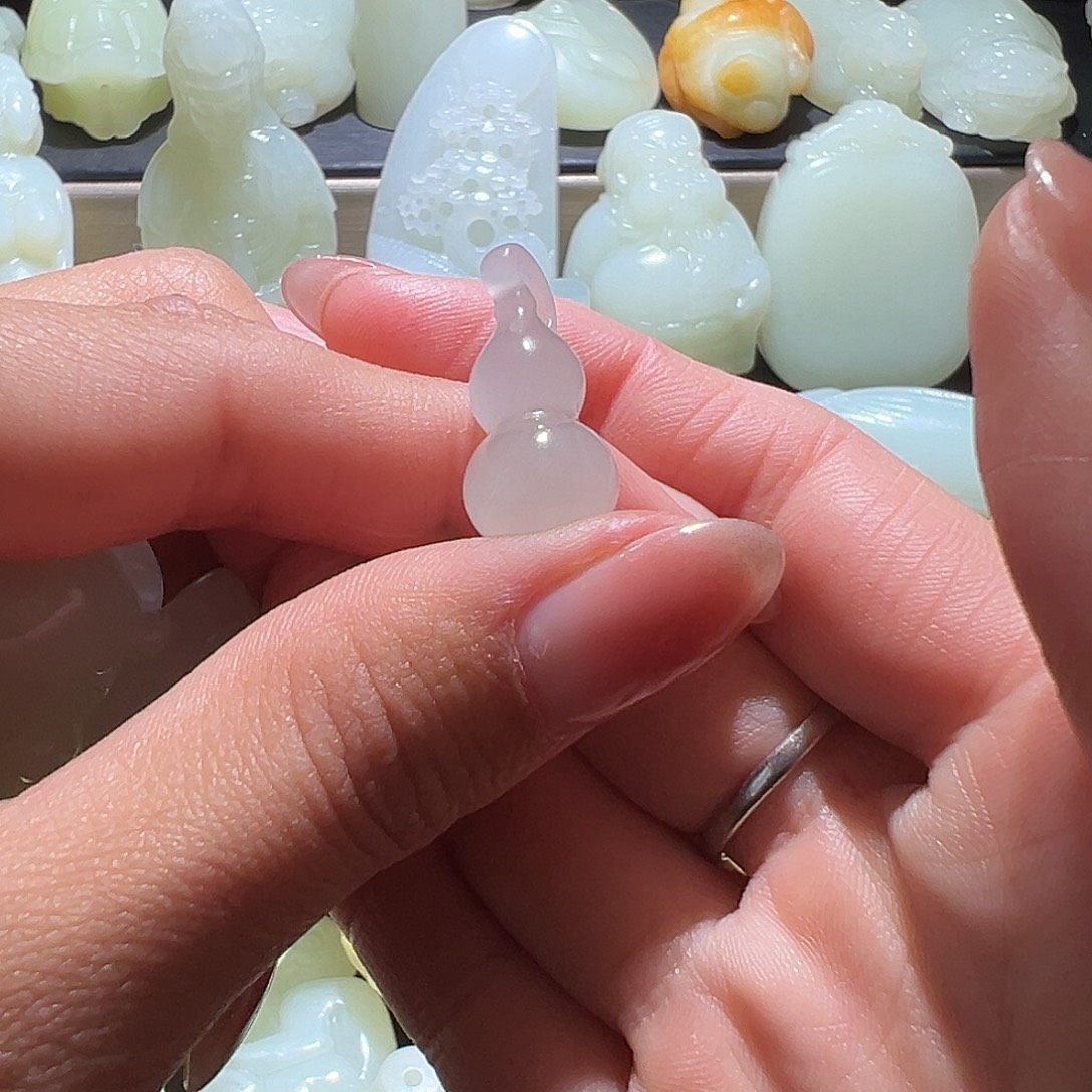 卓***然和田玉未镶嵌颈饰