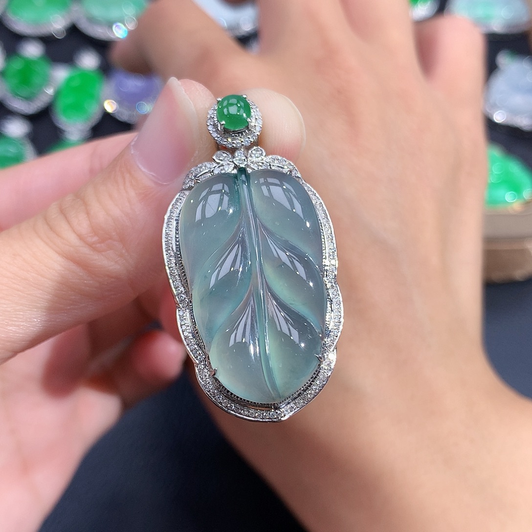 翡翠18K金镶嵌颈饰