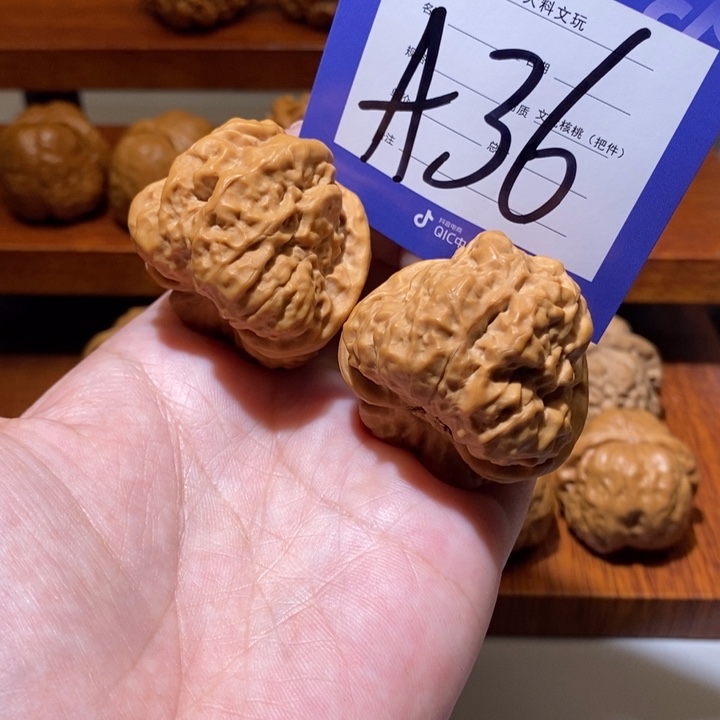 文玩核桃把件在家的a36