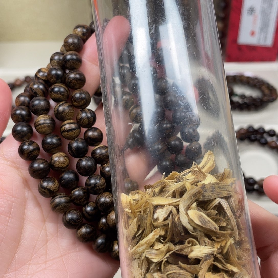 榕***熠沉香沉香碎屑+越南芽庄白奇楠留疤料0.8
