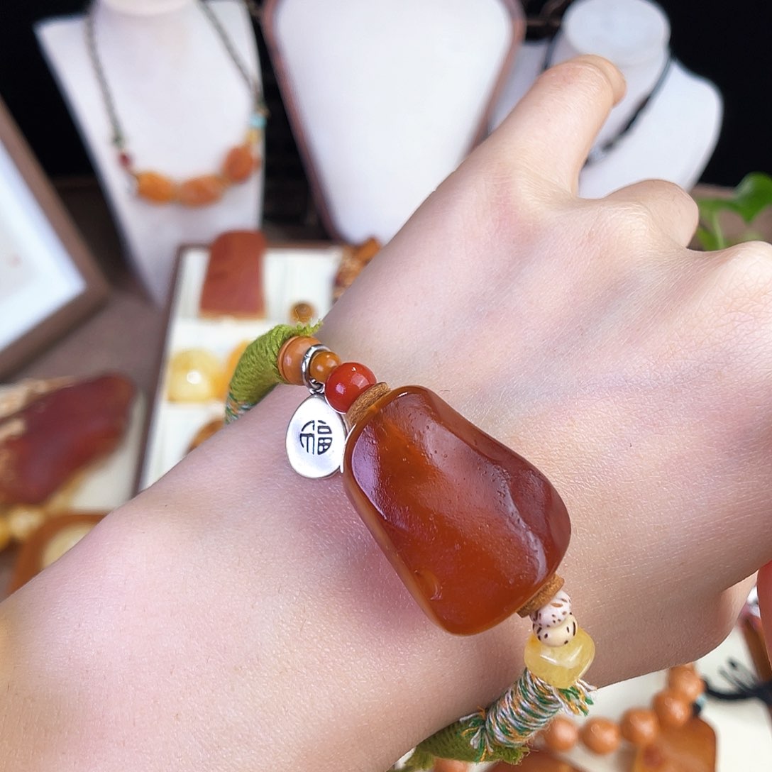 未镶嵌琥珀珠宝奇石。