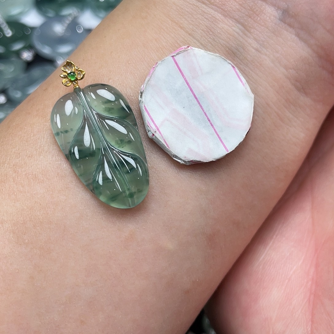 ****人翡翠18K金镶嵌颈饰