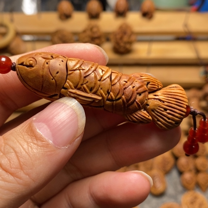 用***)桃核手工雕刻金龙鱼单颗