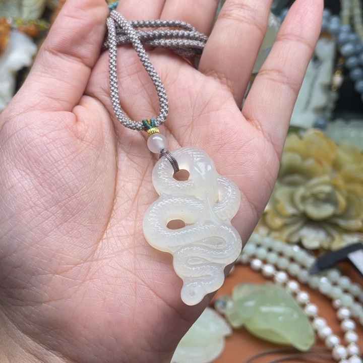 蛇纹石玉吊坠合金