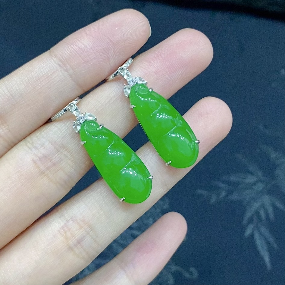 【玉媚儿珠宝】碧玉苹果绿福豆耳坠18k金镶嵌款式简约时尚
