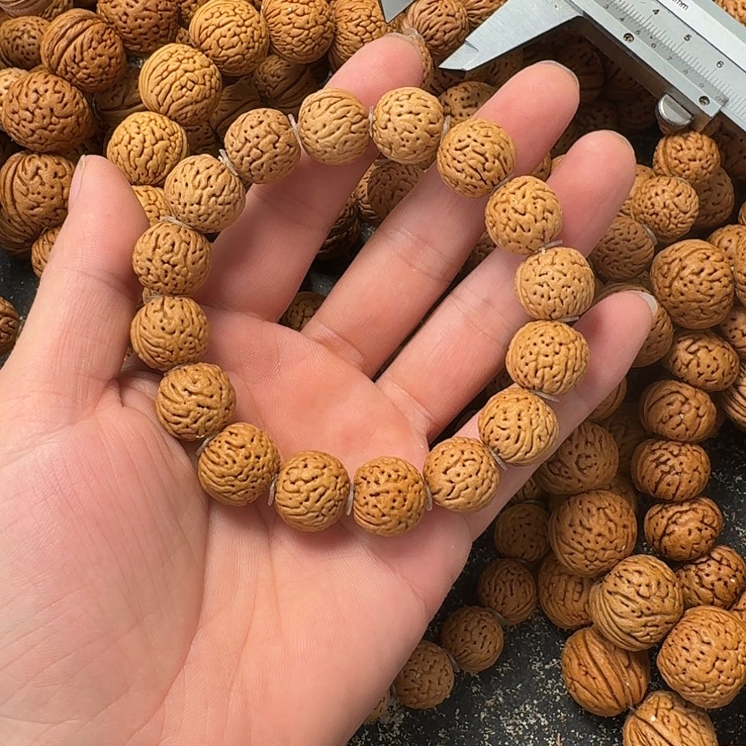 彼***得桃核吊坠金刚纹手串