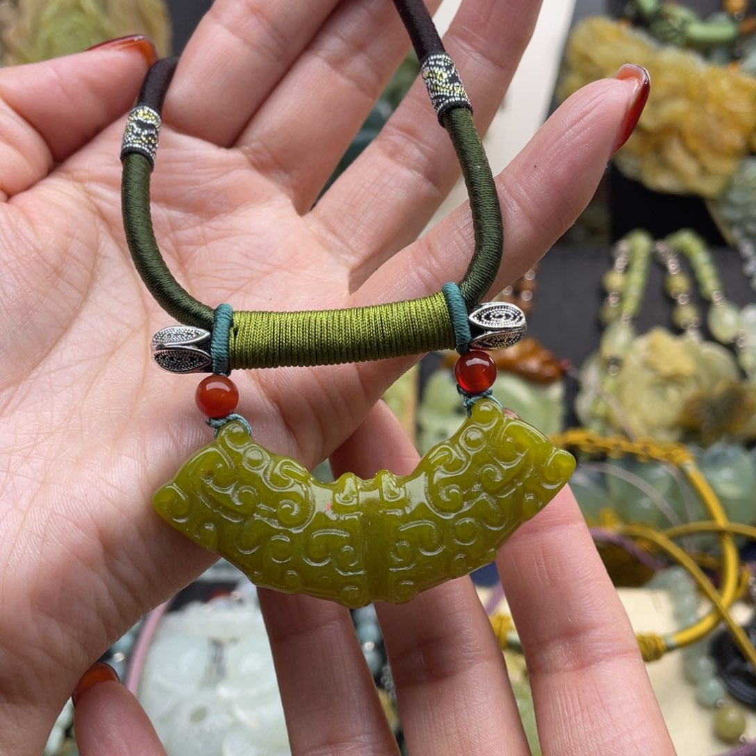蛇纹石玉颈饰未镶嵌
