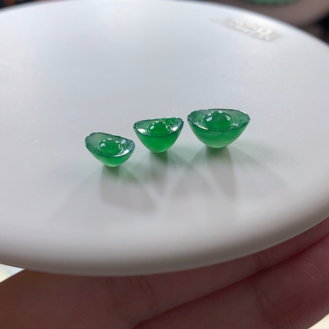 翡翠颈饰未镶嵌翡翠冰绿底元宝一手出