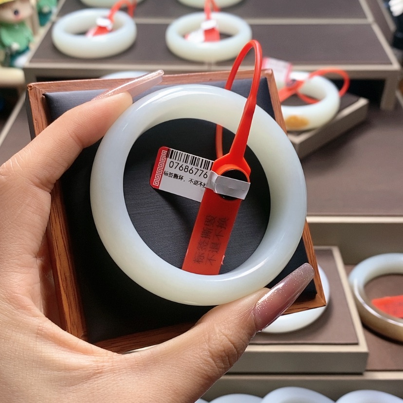 【闪购商品】和田玉手镯未镶嵌匪**思