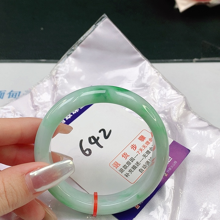 翡翠手镯未镶嵌翡翠手镯