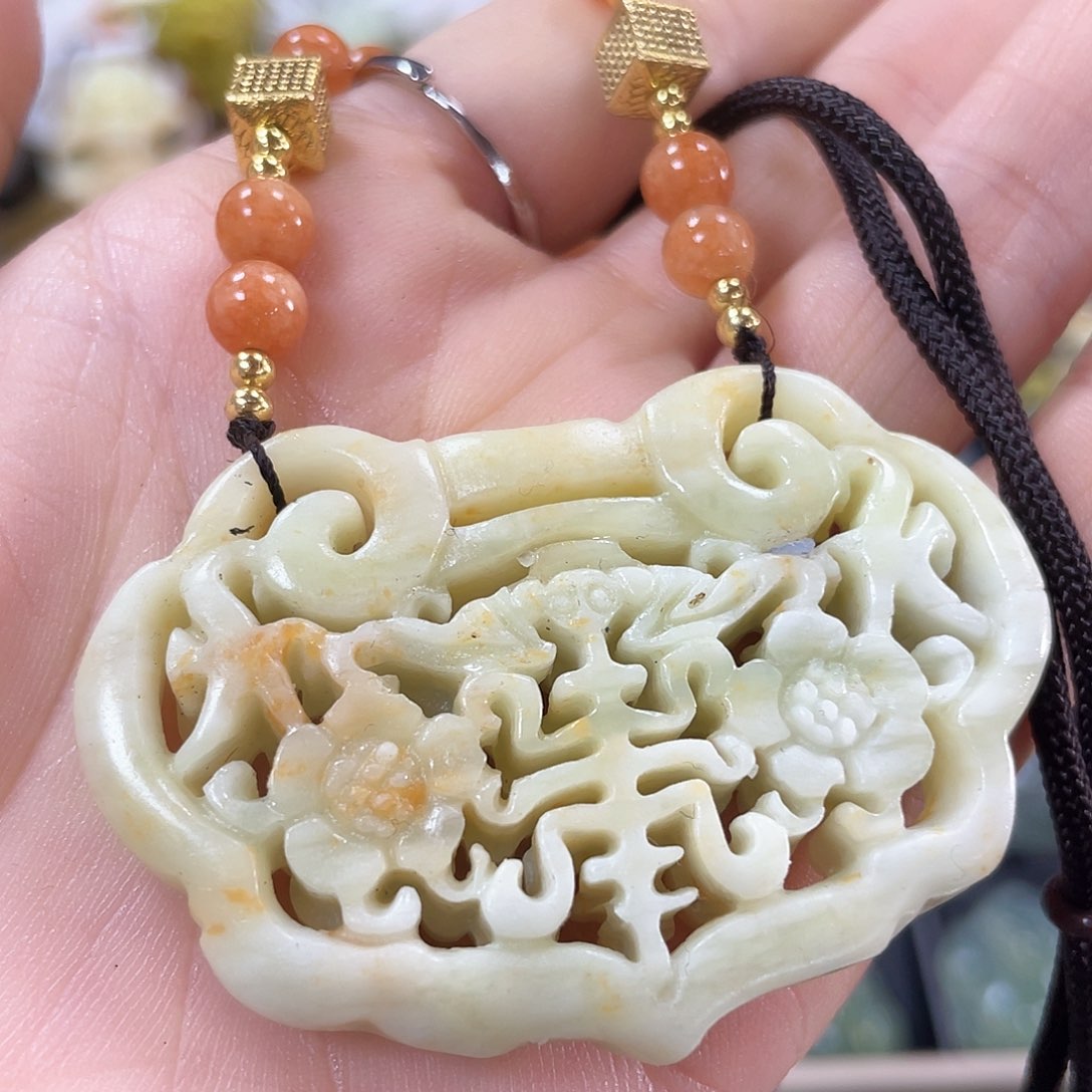 蛇纹石玉颈饰未镶嵌