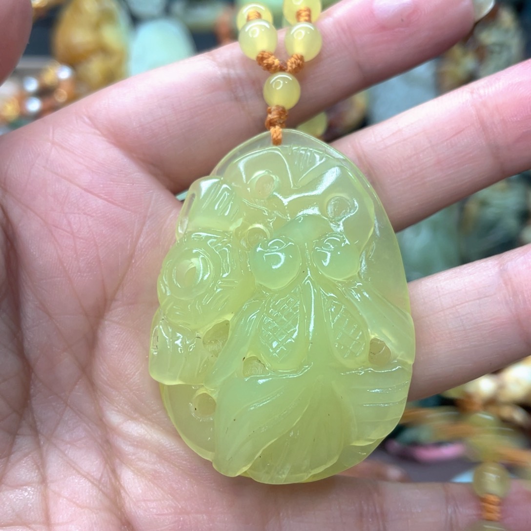 蛇纹石玉颈饰未镶嵌