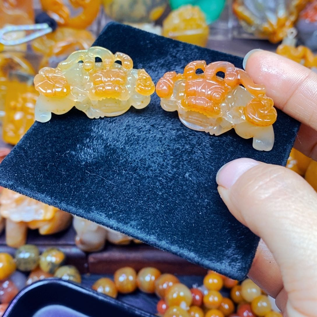 未镶嵌石英质玉（黄龙玉）颈饰