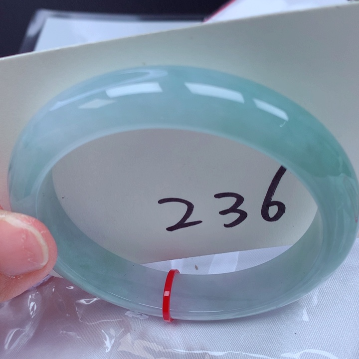 翡翠手镯未镶嵌翡翠