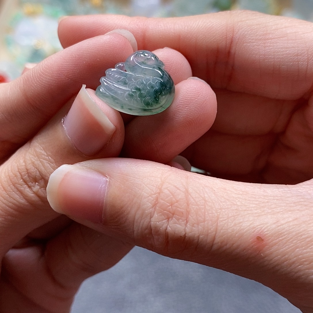 翡翠颈饰未镶嵌闪