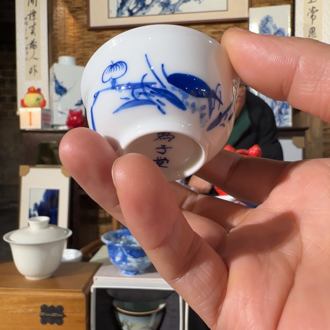 陶手绘青花荷花小客杯