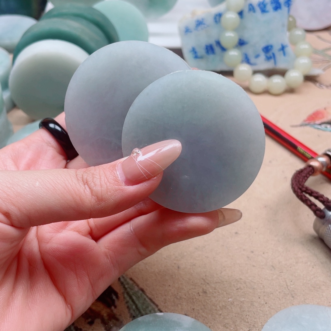 刘***u翡翠未镶嵌颈饰172……