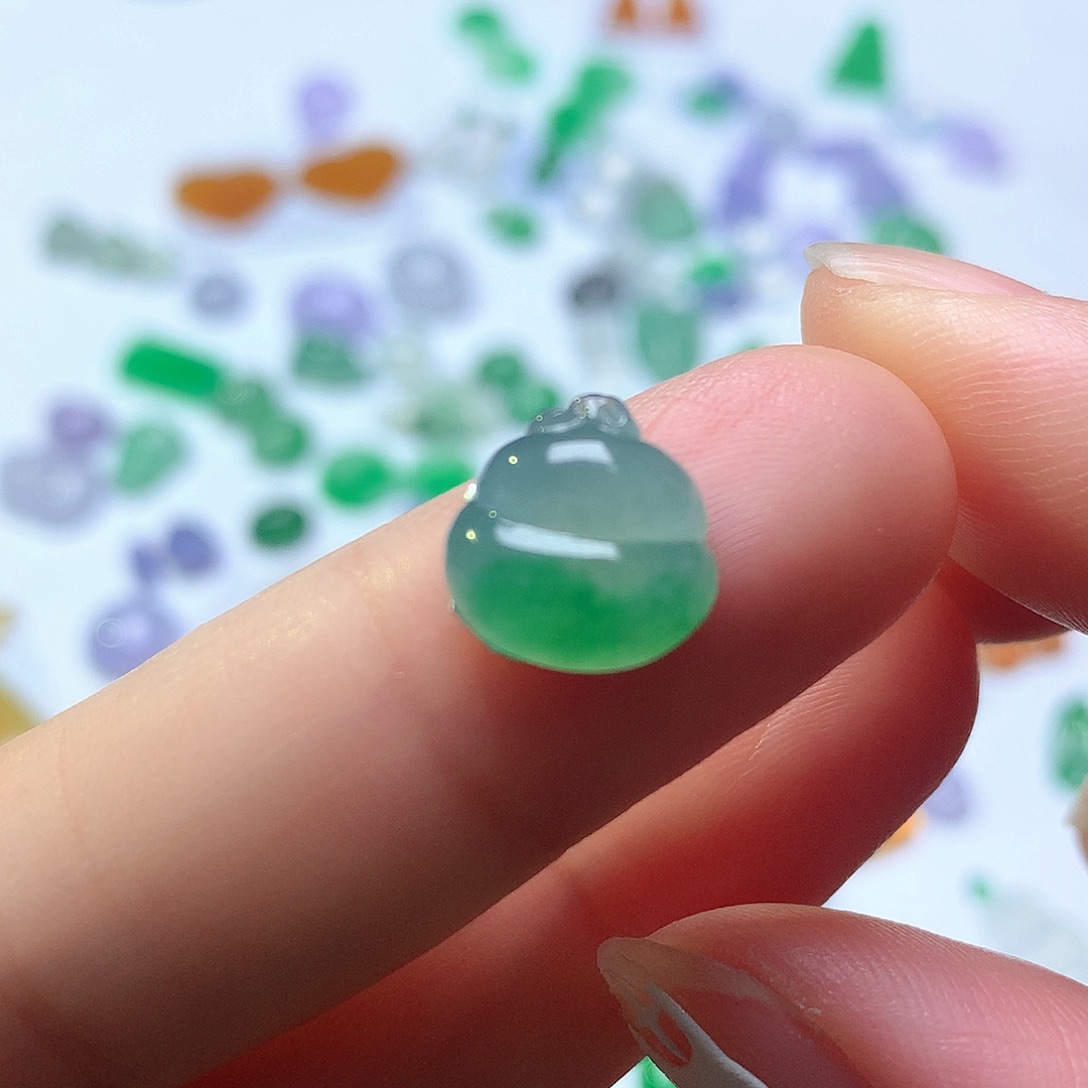 翡翠未镶嵌颈饰葫芦