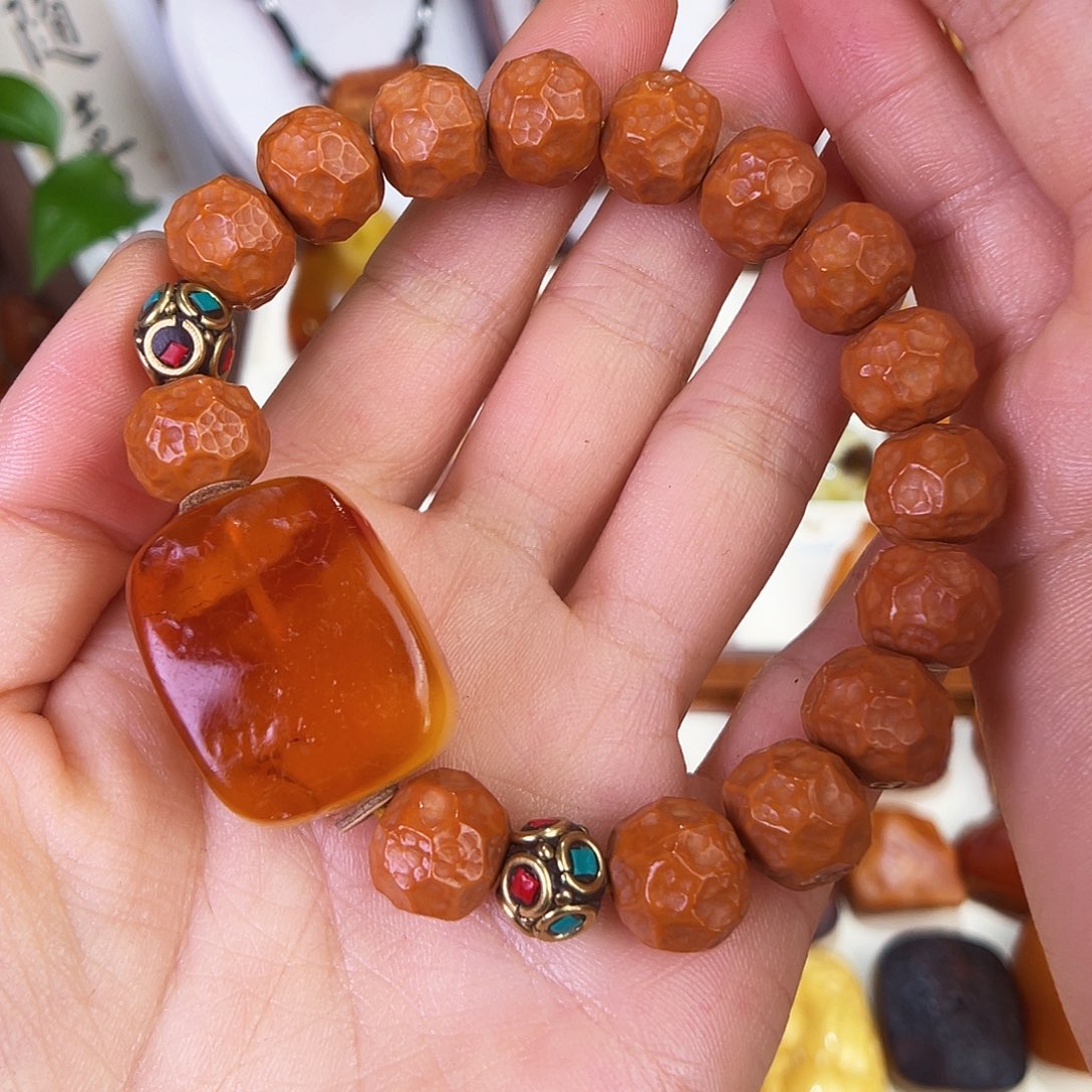 琥珀珠宝奇石未镶嵌摇***瑶。