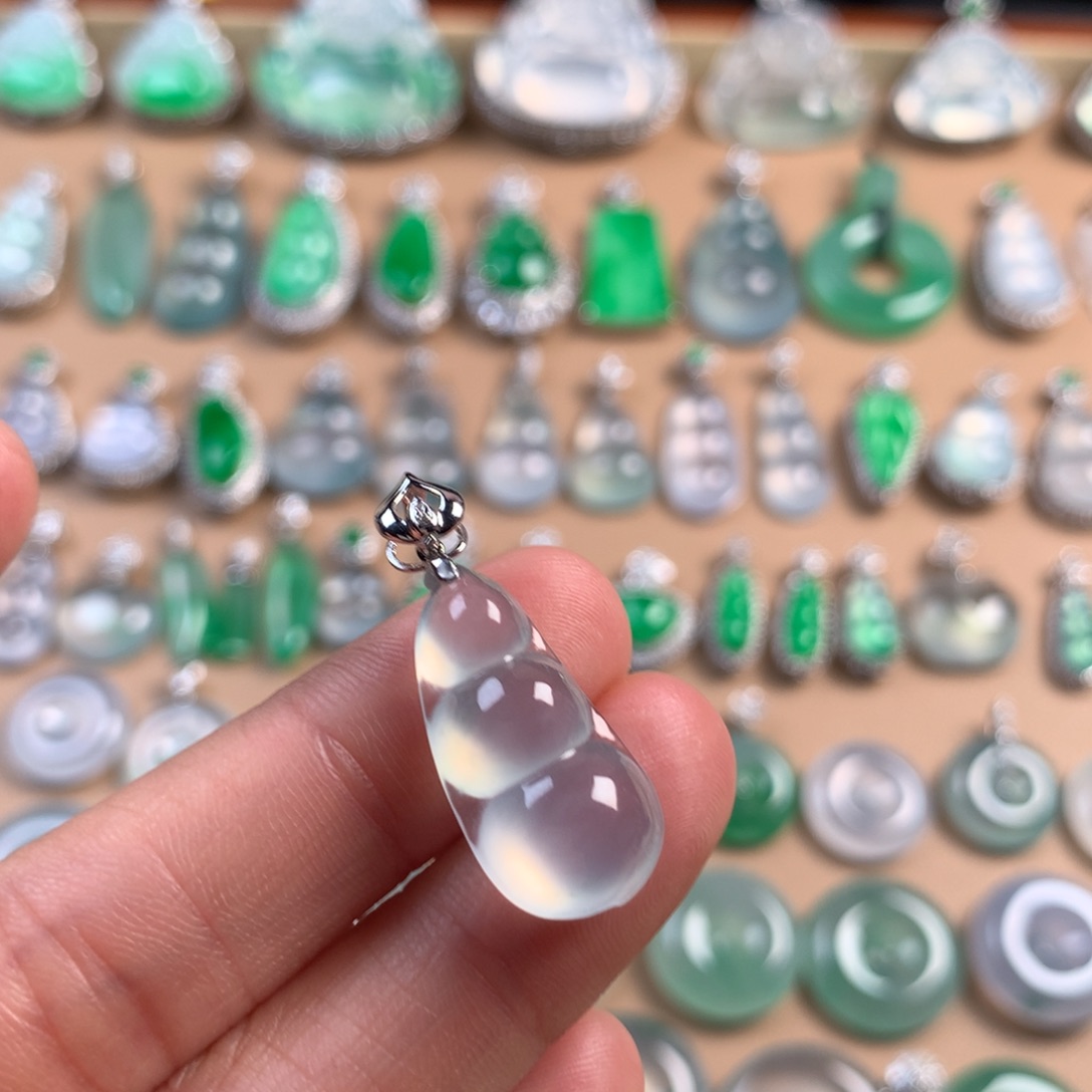 翡翠18K金镶嵌吊坠(不含链)饱满的福豆