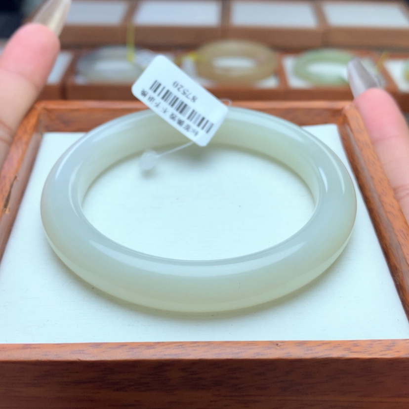 【闪购商品】和田玉手镯未镶嵌58