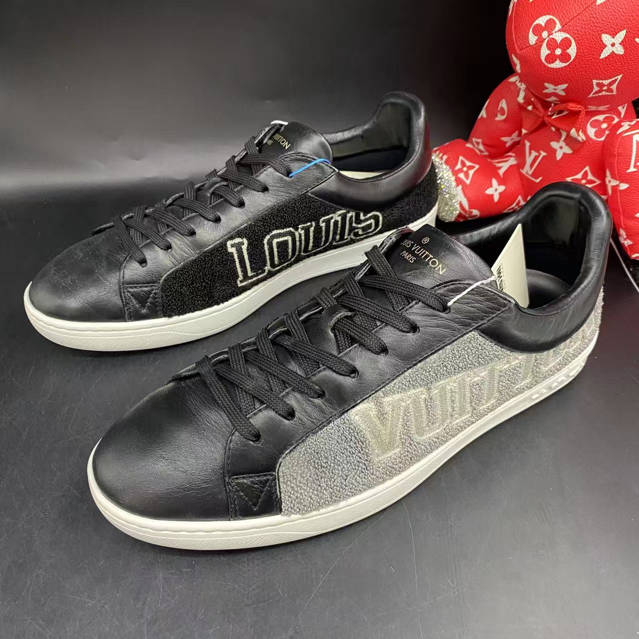 95新 LouisVuitton/路易威登 黑灰毛绒时尚板鞋40.5欧码lz227