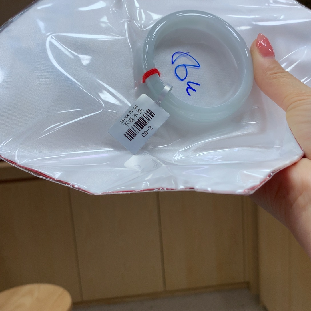 翡翠手镯未镶嵌不退不换