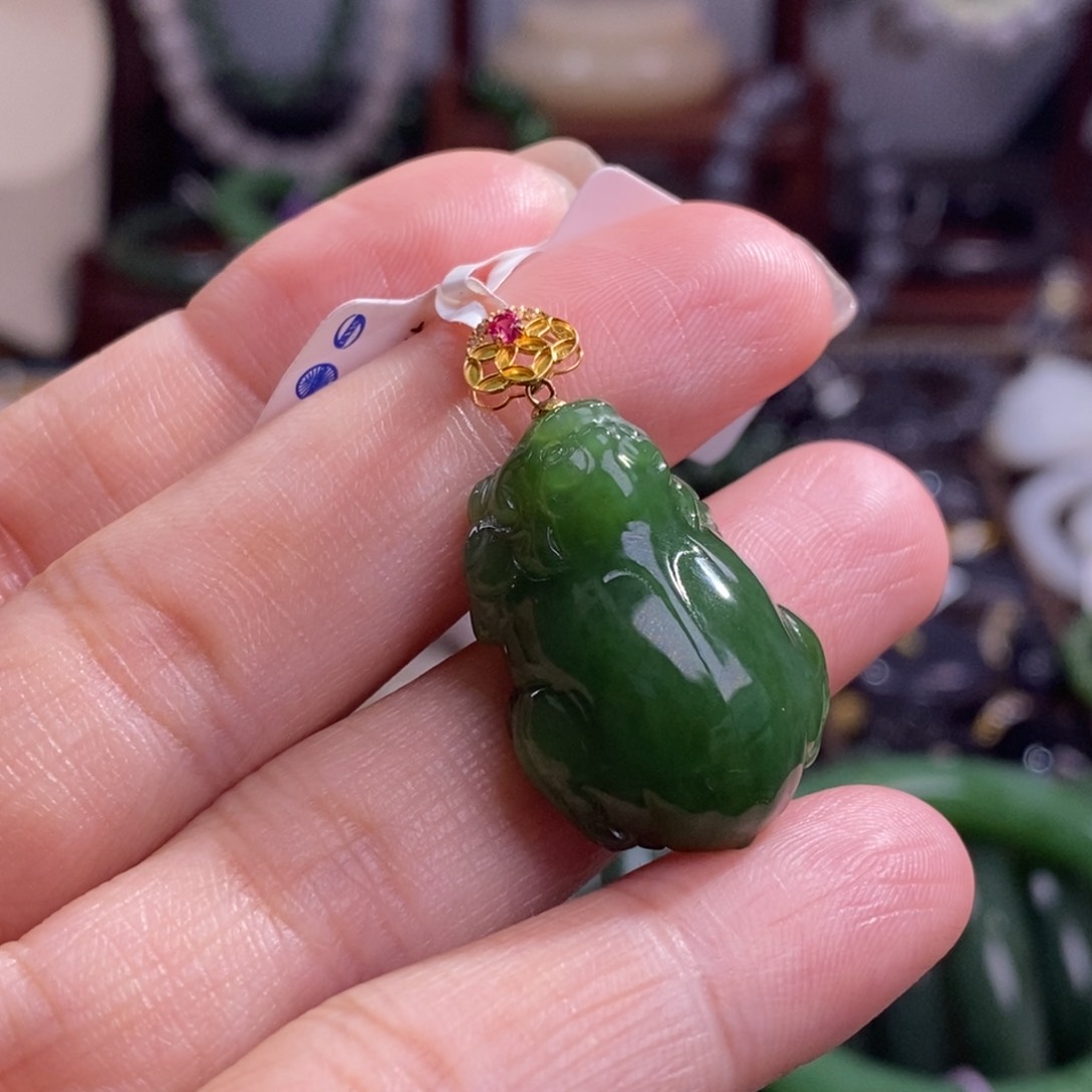 和田玉清货价老矿料碧玉辣绿18.k貔貅未镶嵌