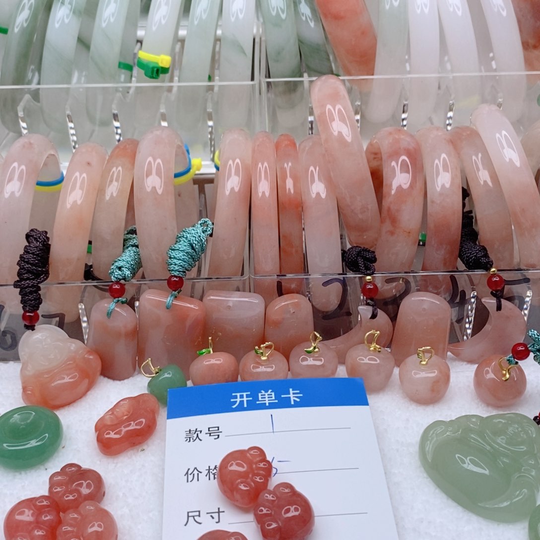 石英质玉颈饰合金