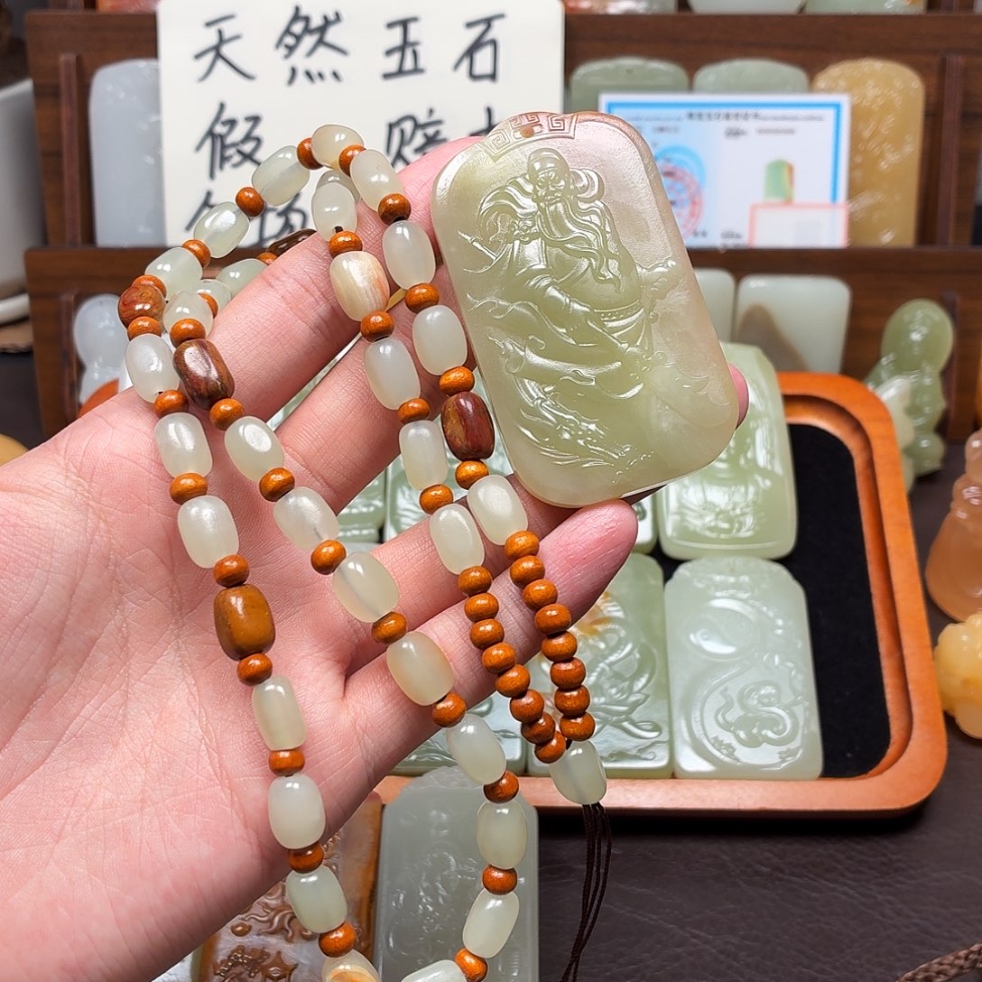 *****关公挂件绿双面雕刻