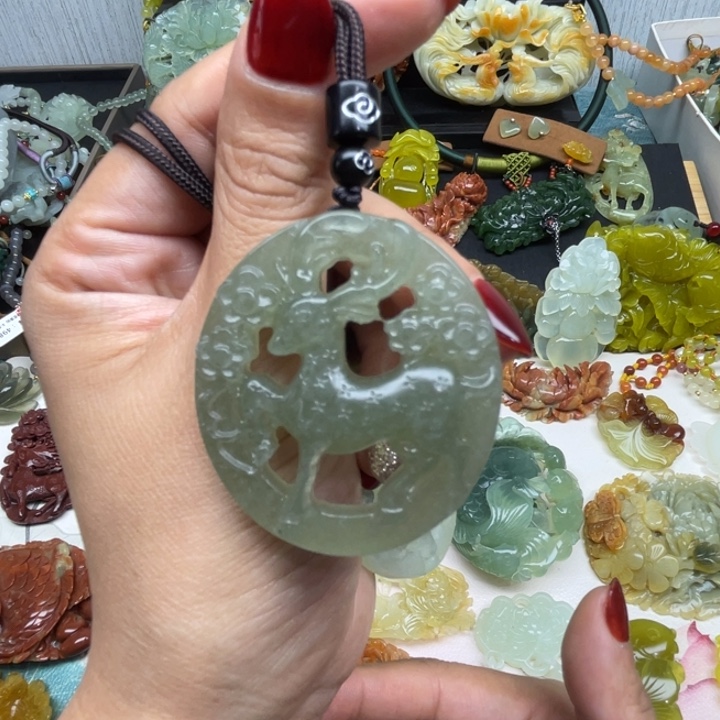 蛇纹石玉未镶嵌颈饰