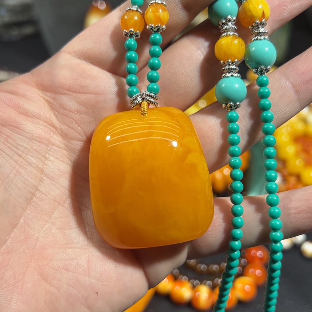 鸡油红无事牌吊坠