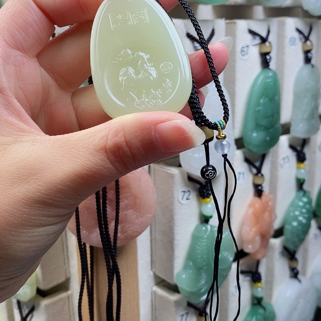 颈饰未镶嵌石英质玉