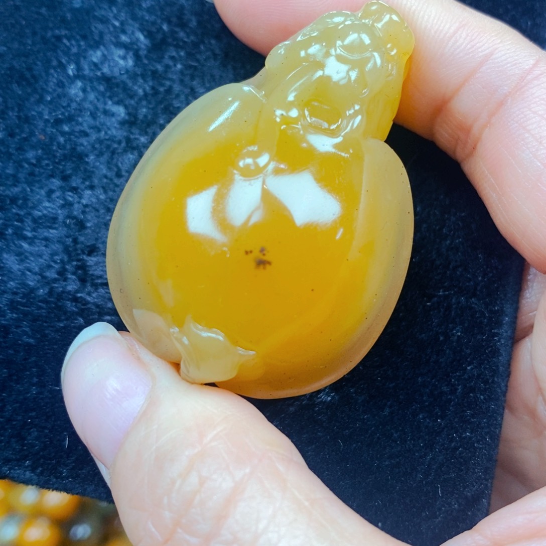 未镶嵌石英质玉（黄龙玉）颈饰