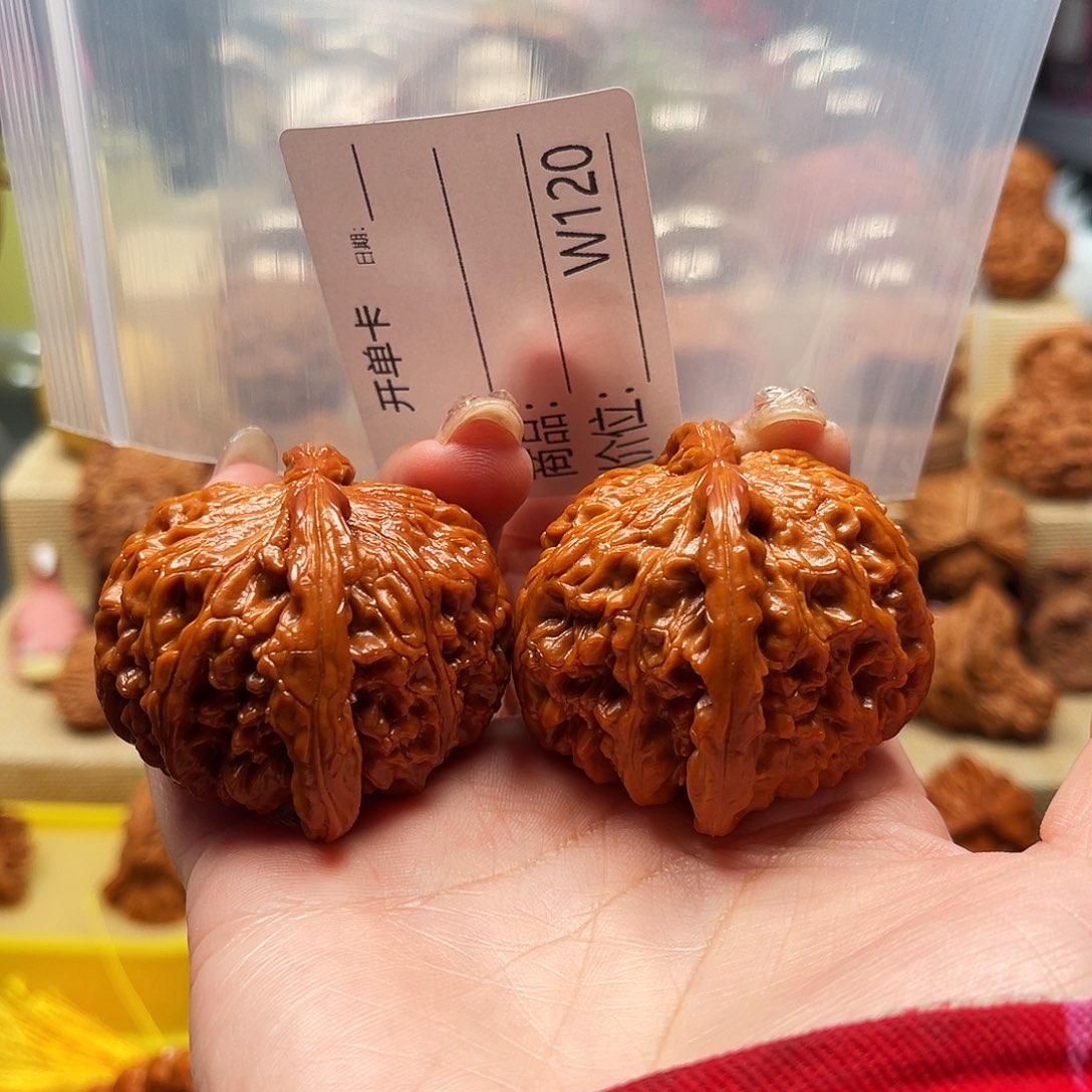 蒽***。文玩核桃吊坠红蛇的故事是一个人的故事