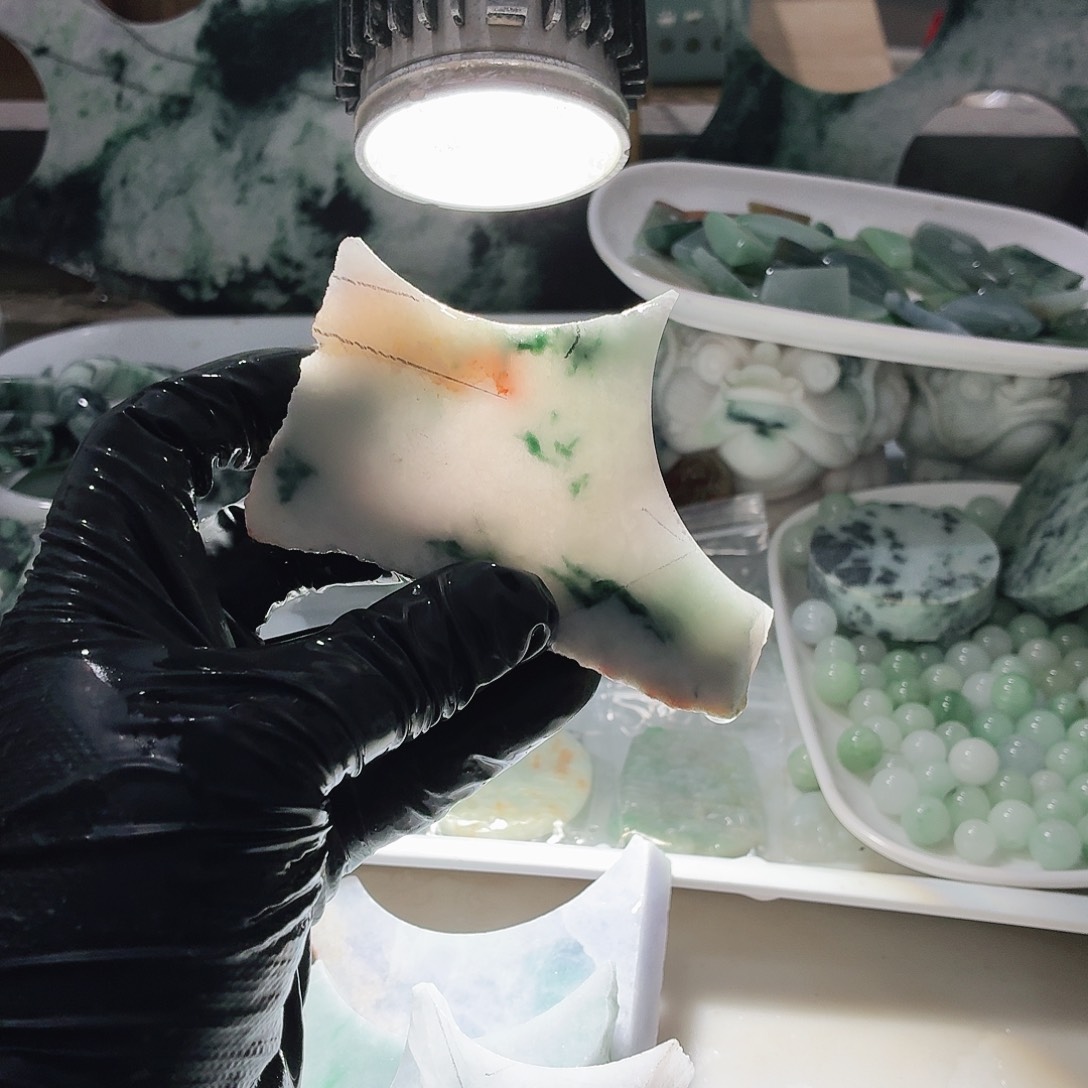 翡翠未镶嵌颈饰边角料