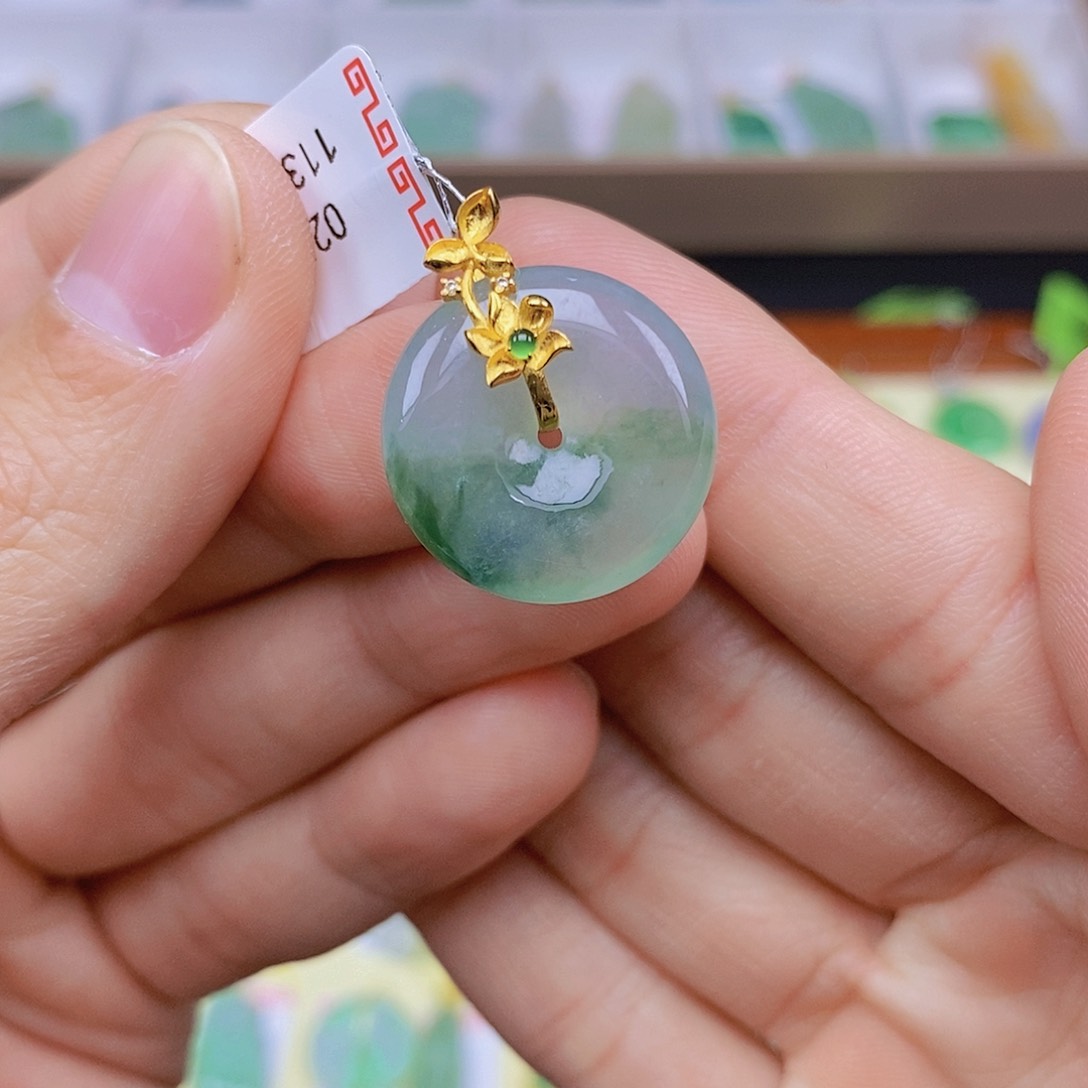 翡翠颈饰18K金镶嵌翡翠
