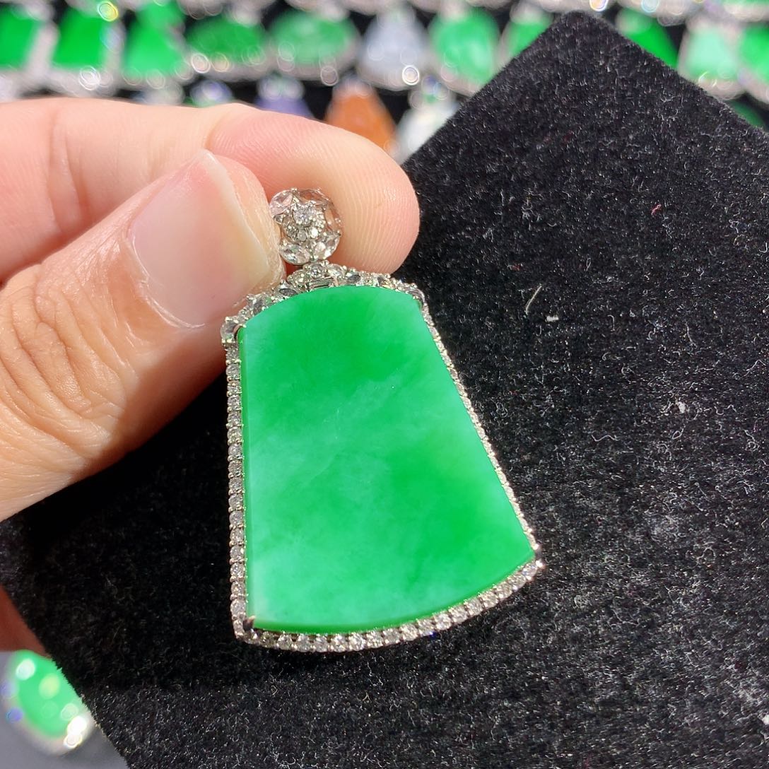 翡翠18K金镶嵌颈饰