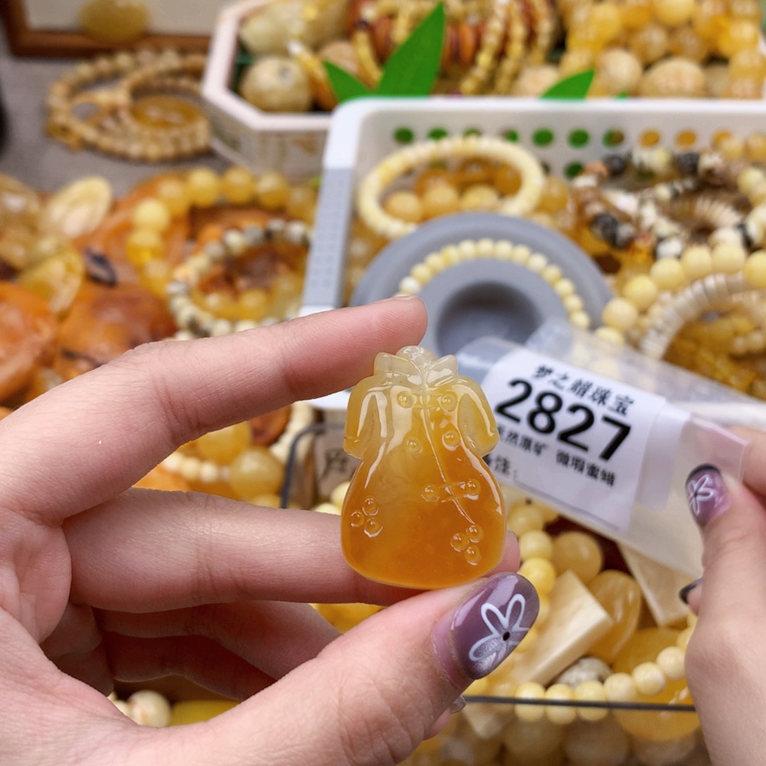 如***形琥珀未镶嵌珠宝奇石