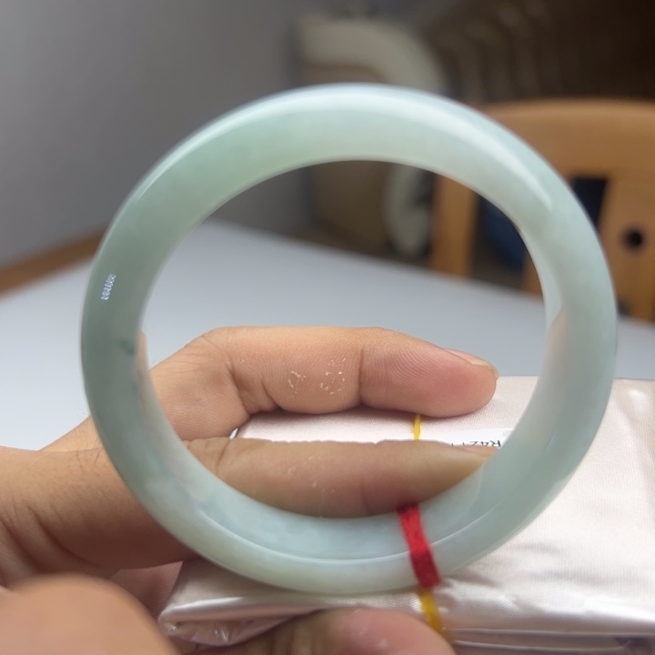 翡翠手镯未镶嵌飘花