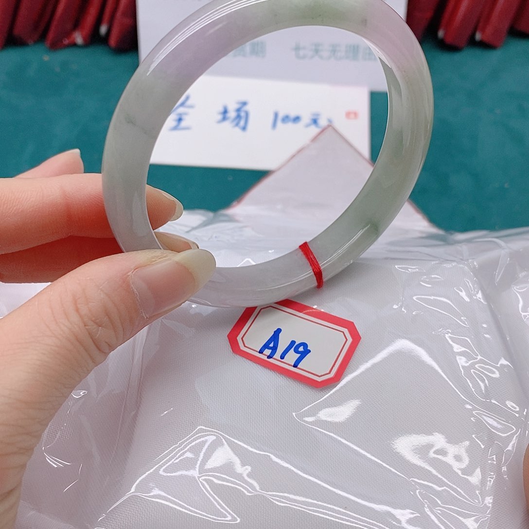 翡翠手镯未镶嵌哇**塞A199999999