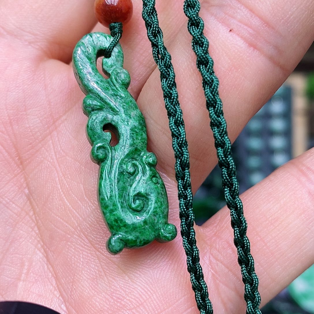 翡翠未镶嵌颈饰漂亮美眉