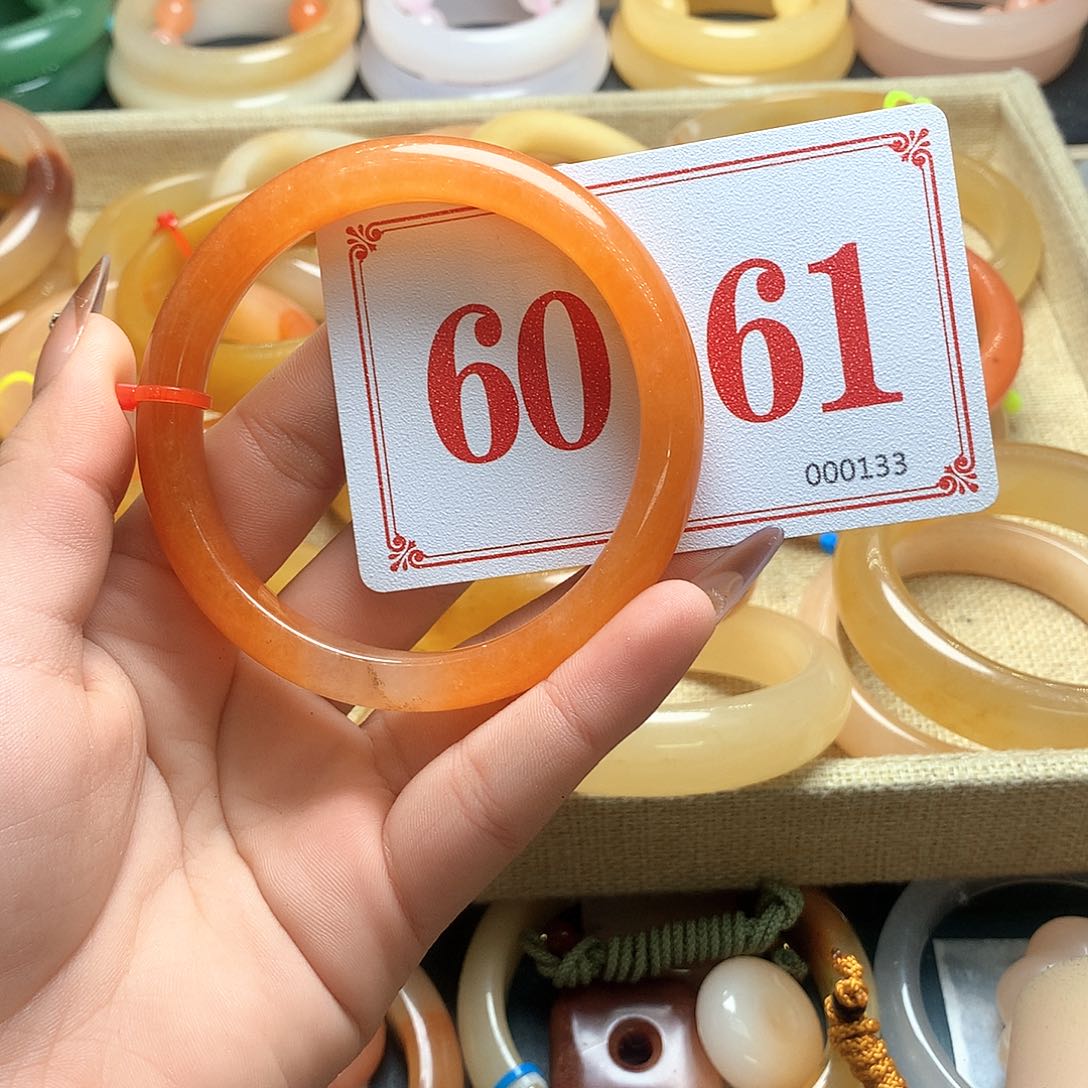 未镶嵌石英质玉（黄龙玉）手镯