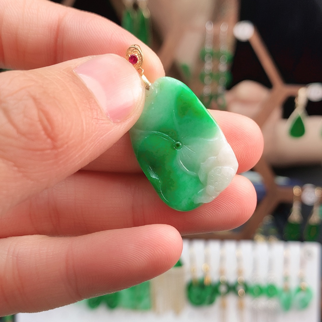 翡翠颈饰18K金镶嵌吊坠